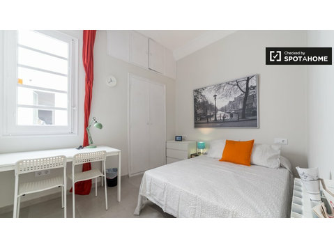 Camera rinnovata in appartamento con 5 camere da letto a… - In Affitto