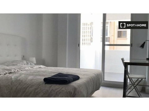 Room for rent, 5-bedroom apartment, Benimaclet, Valencia - K pronájmu