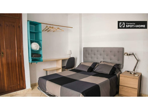 Room for rent, 6-bedroom apartment, Ciutat Vella, Valencia - Annan üürile
