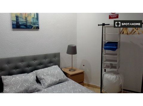 Chambre à louer, appartement de 6 chambres, Ciutat Vella,… - À louer