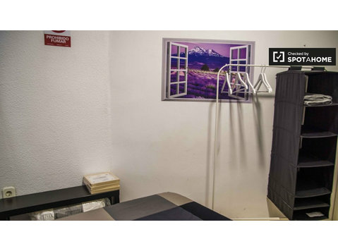Room for rent, 6-bedroom apartment, Ciutat Vella, Valencia - For Rent