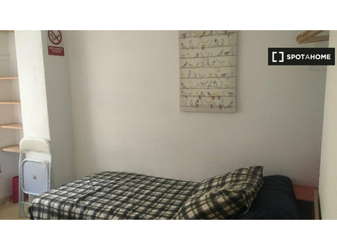 Room for rent, 6-bedroom apartment, Ciutat Vella, Valencia - Aluguel