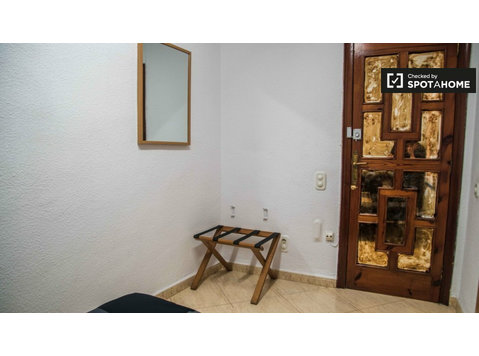 Se alquila habitación, apartamento de 6 dormitorios, Ciutat… - Alquiler