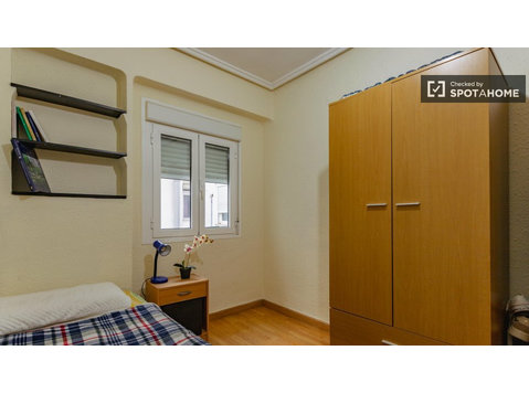 Aluga-se quarto em apartamento de 1 quarto em Mislata,… - Aluguel