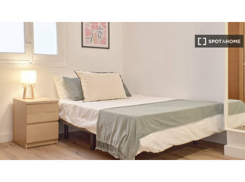 Se alquila habitación en piso de 11 habitaciones en Valencia - Alquiler