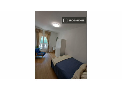 Aluga-se quarto num apartamento de 13 quartos em Valência - Aluguel