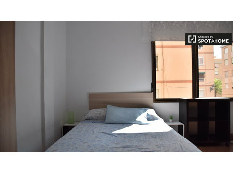 Room for rent in 2-bedroom apartment in Ayora, Valencia - برای اجاره