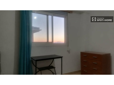 Paterna, Valensiya'da 2 yatak odalı dairede kiralık oda - Kiralık