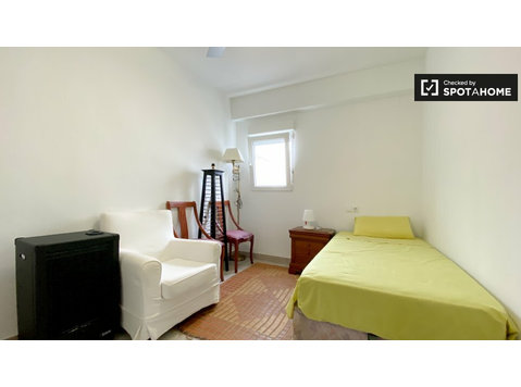 Valencia, Patraix'de 2 yatak odalı dairede kiralık oda - Kiralık