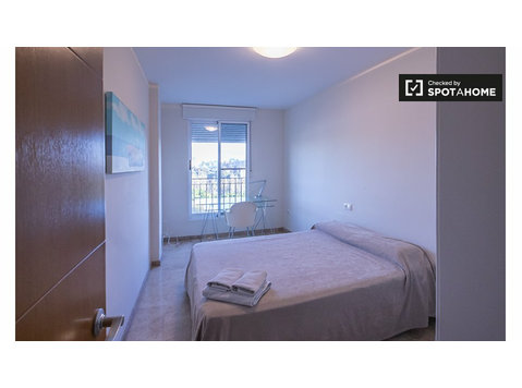 Soternes, Valencia'da 2 yatak odalı dairede kiralık oda - Kiralık