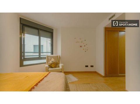 Room for rent in 2-bedroom apartment in Valencia - For Rent