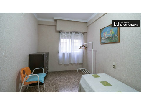 Pokój do wynajęcia w apartamencie z 2 sypialniami w Walencji - Do wynajęcia