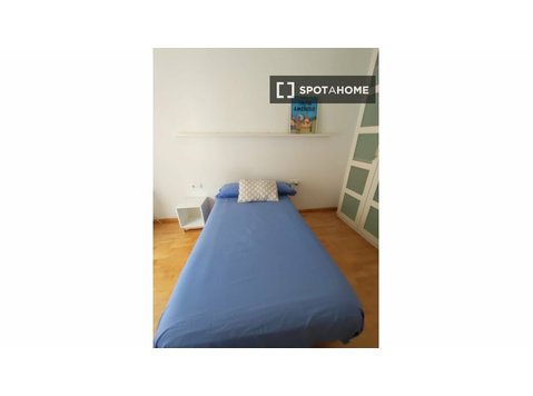 Se alquila habitación en piso de 2 dormitorios en Valencia - Alquiler