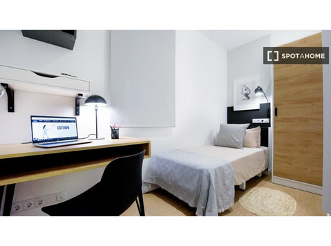 Se alquila habitación en piso de 2 dormitorios en Valencia - Alquiler