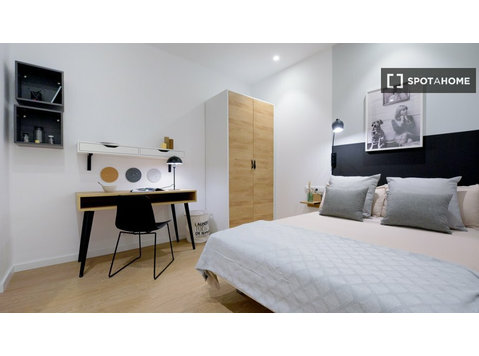 Room for rent in 2-bedroom apartment in Valencia - Аренда