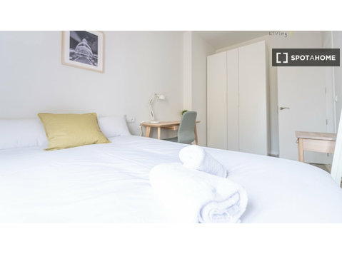 Camera in affitto in appartamento con 2 camere da letto a… - In Affitto