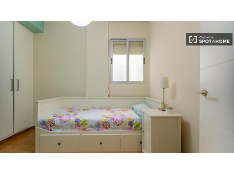 Room for rent in 2-bedroom apartment in Valencia, Valencia - K pronájmu