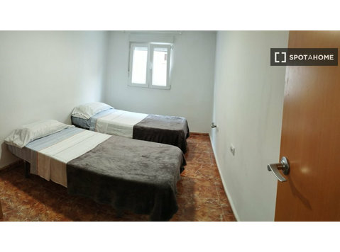 Chambre à louer dans un appartement de 2 chambres à Valence - À louer