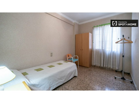 Valencia 2 yatak odalı dairede kiralık oda - Kiralık