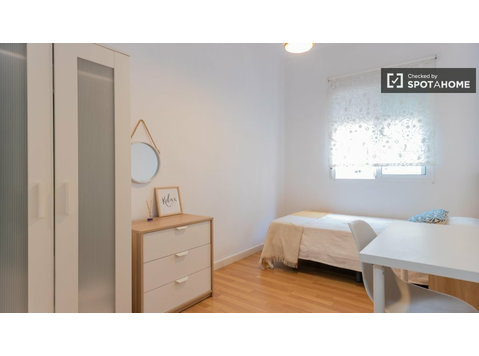 Chambre à louer dans un appartement de 3 chambres, Algirós,… - À louer