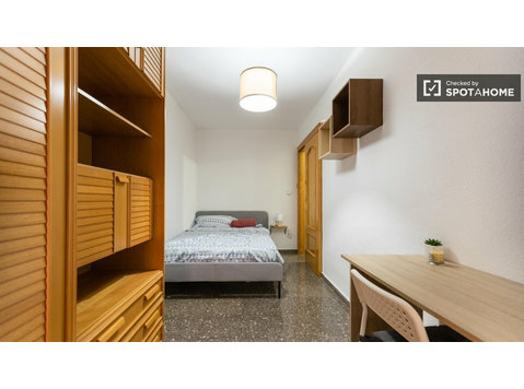 Pokój do wynajęcia w apartamencie z 3 sypialniami w… - Do wynajęcia