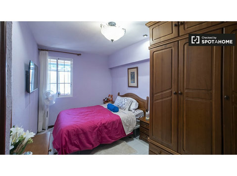 Beteró, Valensiya'da 3 yatak odalı dairede kiralık oda - Kiralık