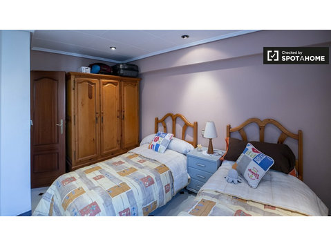 Beteró, Valensiya'da 3 yatak odalı dairede kiralık oda - Kiralık