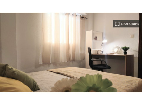 Room for rent in 3-bedroom apartment in Burjassot, Valencia - De inchiriat
