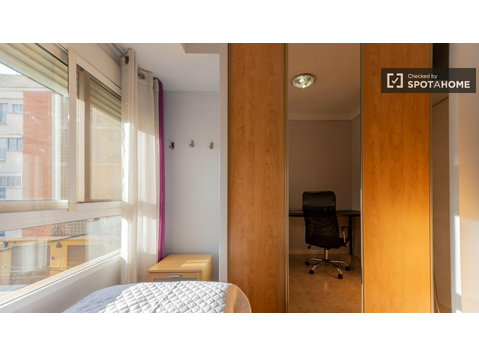 Quarto para alugar em apartamento de 3 quartos em… - Aluguel