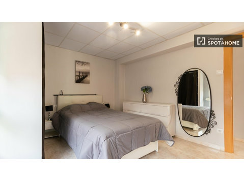 Burjassot, Valencia'da 3 yatak odalı dairede kiralık oda - Kiralık