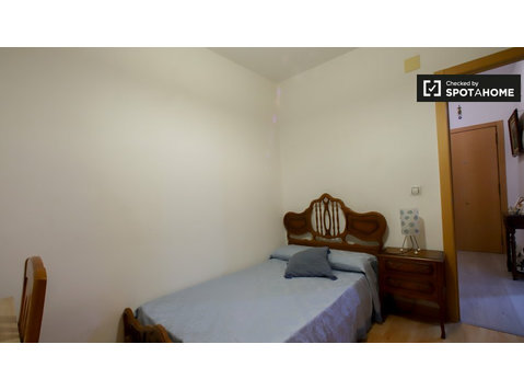 Stanza in affitto in appartamento con 3 camere da letto a… - In Affitto