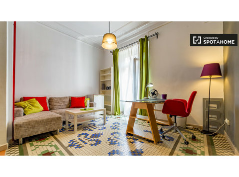Zimmer zu vermieten in 3-Zimmer-Wohnung in Eixample,… - Zu Vermieten