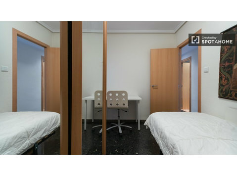 Zimmer zu vermieten in 3-Zimmer-Wohnung in Extramurs,… - Zu Vermieten
