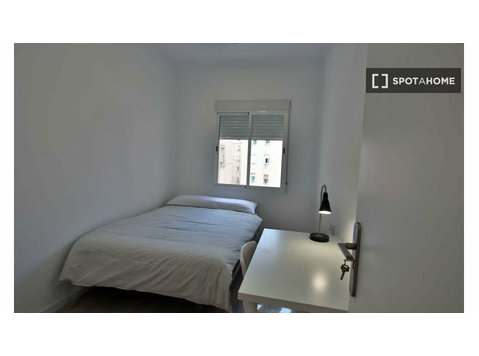 L'Amistat, Valensiya'da 3 yatak odalı dairede kiralık oda - Kiralık