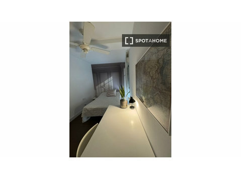 Quarto para alugar em apartamento de 3 quartos em L'Eixample - Aluguel