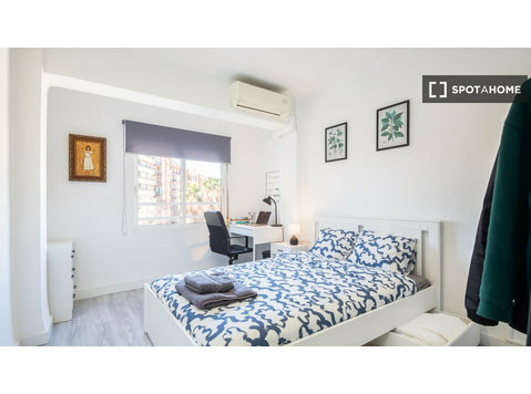 Room for rent in 3-bedroom apartment in La Saïdia, Valencia - For Rent