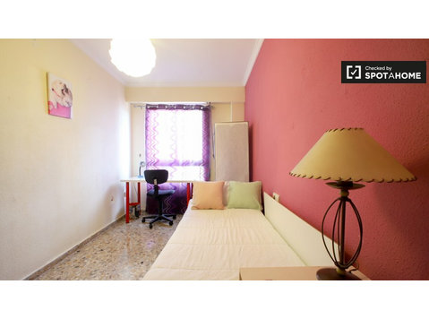 Pokój do wynajęcia w apartamencie z 3 sypialniami w Mislata… - Do wynajęcia