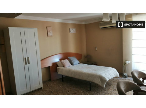 Room for rent in 3-bedroom apartment in Mislata, Valencia - Vuokralle
