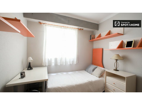 Room for rent in 3-bedroom apartment in Mislata, Valencia - De inchiriat