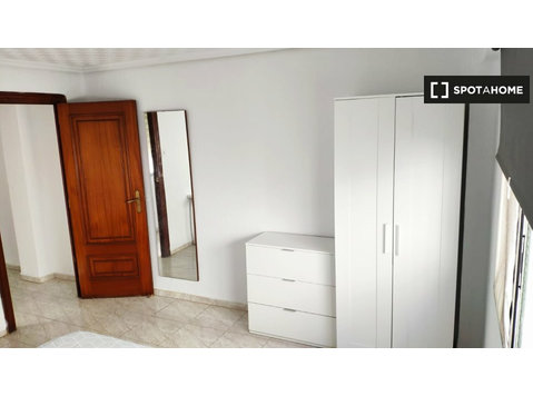 Room for rent in 3-bedroom apartment in Nazaret, Valencia - K pronájmu