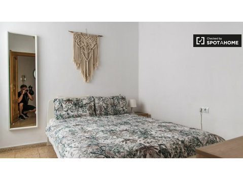 Camera in affitto in appartamento con 3 camere da letto in… - In Affitto