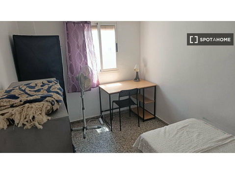 Zimmer zu vermieten in 3-Zimmer-Wohnung in Torrefiel,… - Zu Vermieten