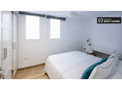 Valencia'da 3 yatak odalı dairede kiralık oda - Kiralık