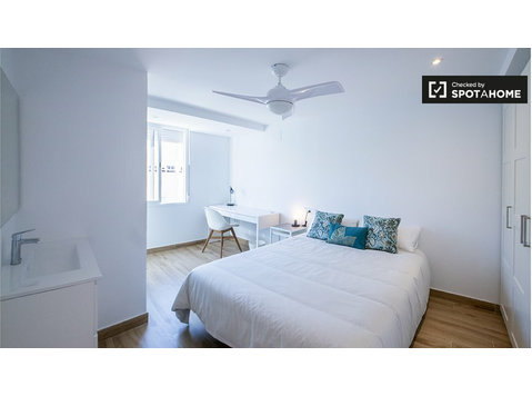 Quarto para alugar em apartamento de 3 quartos em Valência - Aluguel