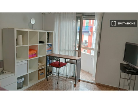 Room for rent in 3-bedroom apartment in Valencia - Под наем
