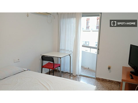 Room for rent in 3-bedroom apartment in Valencia - Под наем