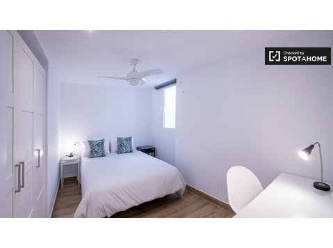 Valencia'da 3 yatak odalı dairede kiralık oda - Kiralık