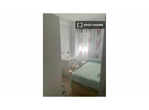 Stanza in affitto in appartamento con 3 camere da letto a… - In Affitto