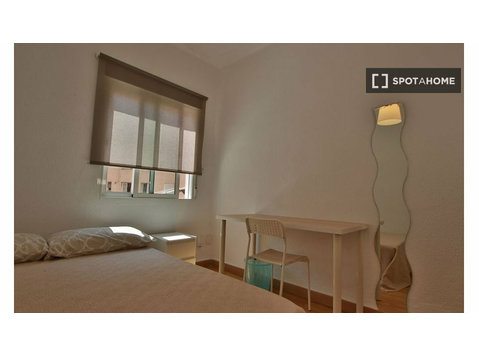 Valencia, Valencia'da 3 yatak odalı dairede kiralık oda - Kiralık