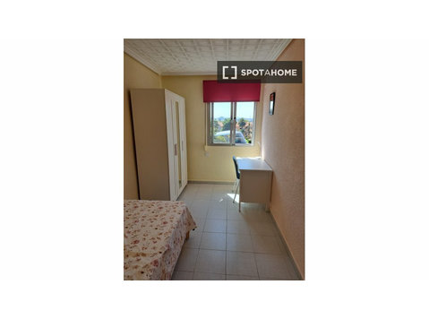 Room for rent in 3-bedroom apartment in Valencia, Valencia - За издавање